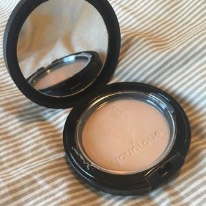 Younique presses powder
